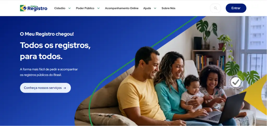 Captura de tela da página inicial do site "Meu Registro". Na parte superior, há um menu de navegação com o logotipo do site à esquerda e um botão azul "Entrar" à direita. O fundo é predominantemente azul e traz o texto principal em destaque: "O Meu Registro chegou! Todos os registros, para todos." seguido pelo subtítulo: "A forma mais fácil de pedir e acompanhar os registros públicos do Brasil." Logo abaixo, há um botão branco com o texto "Conheça nossos serviços". Do lado direito, uma imagem recortada em formato diagonal mostra uma família sorridente — um homem, uma mulher, um bebê e uma criança — sentada em um sofá enquanto olham para a tela de um notebook.